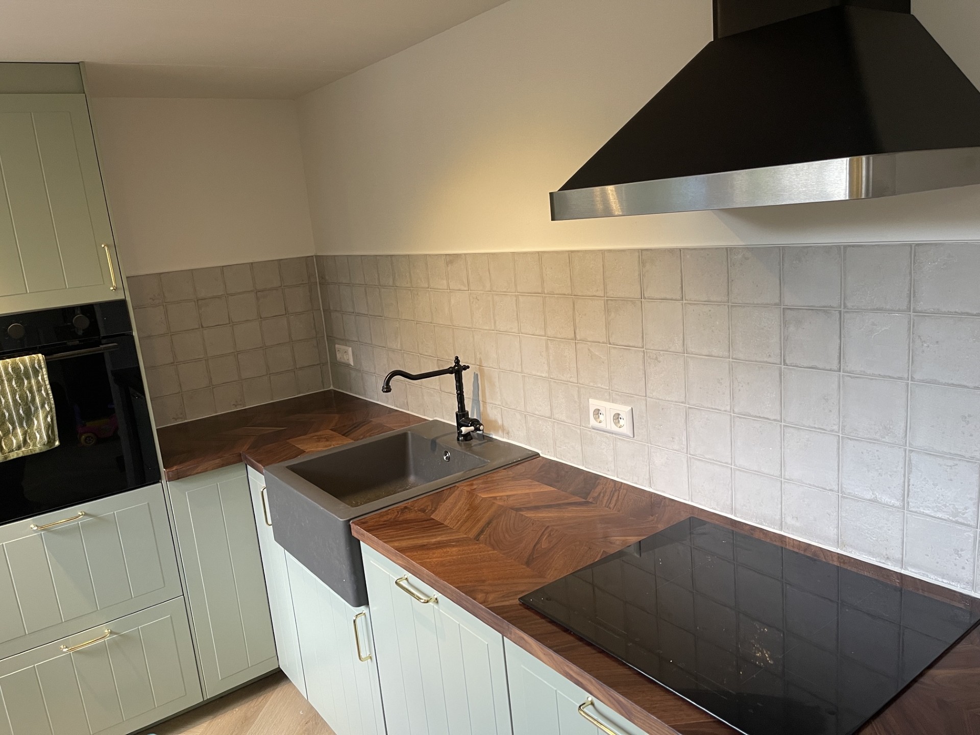 keuken achterwand grijze tegel