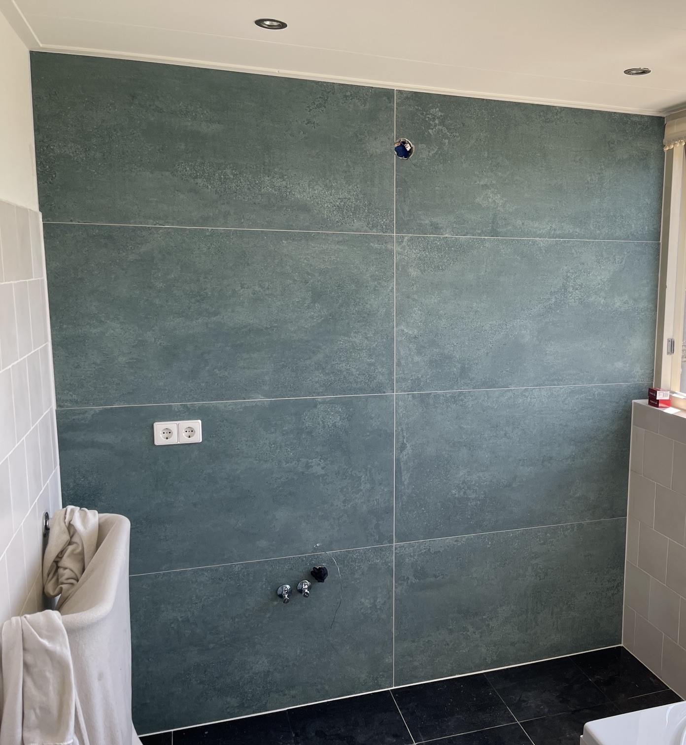 Tegelwand Groen grote tegels 120 x 60